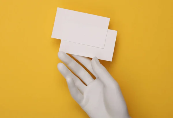 Hand Holding Veel Blanco Visitekaartjes Voor Branding Gele Achtergrond Mockup — Stockfoto