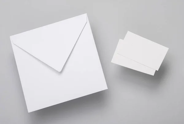 Cartões Brancos Branco Para Branding Envelope Fundo Cinza Maquilhagem Criativa — Fotografia de Stock