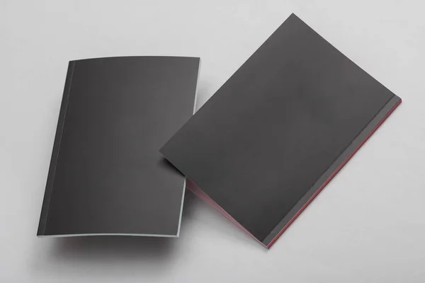 Cuadernos Libros Con Cubierta Negra Sobre Fondo Gris —  Fotos de Stock