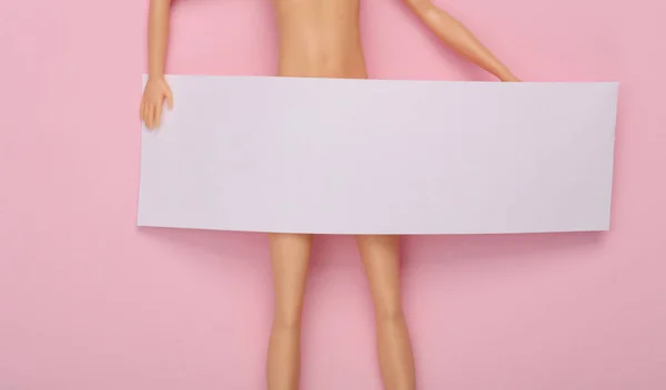 Креативная Планировка Кукла Пустым Белым Баннером Розовом Фоне — стоковое фото