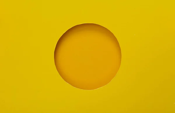 Kağıtta Yuvarlak Delik Sarı Arkaplan — Stok fotoğraf