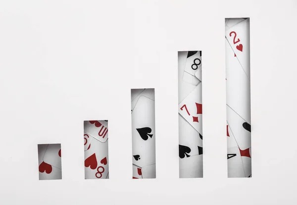 トランプとカット紙からのチャート ギャンブルの概念 — ストック写真