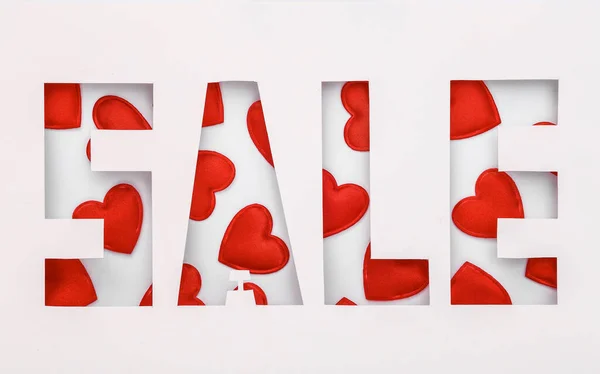 Sözcük Satışı Beyaz Arka Planda Kalplerle Kağıt Delikten Yapılmış Sevgililer — Stok fotoğraf