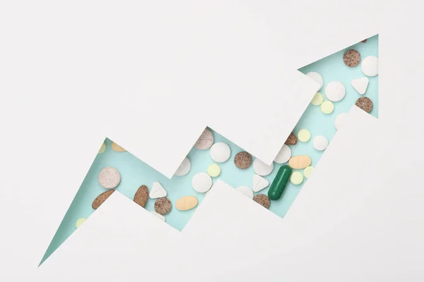 Groei Pijl Gesneden Uit Papier Gat Met Pillen Geneesmiddelenconcept — Stockfoto