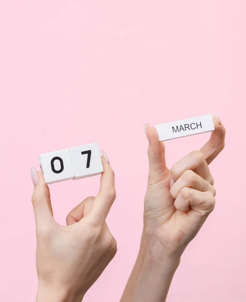 Dłonie Kobiety Trzymać Drewniany Kalendarz Bloku Datą Marca Różowym Tle — Zdjęcie stockowe