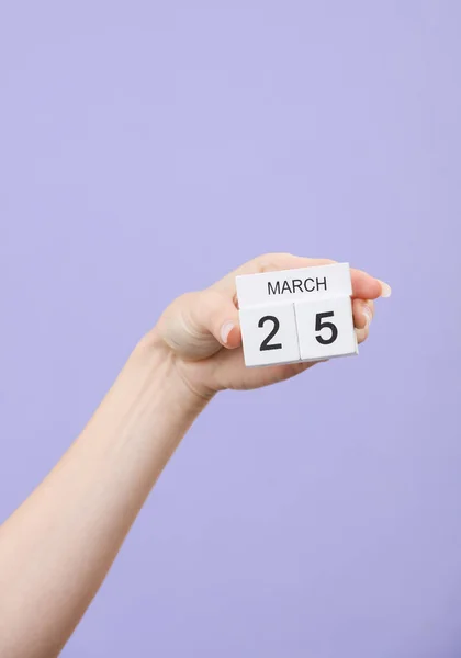 Kalendarz Bloku Datą Marca Żeńskiej Dłoni Pastelowym Tle Lawendy Kolor — Zdjęcie stockowe