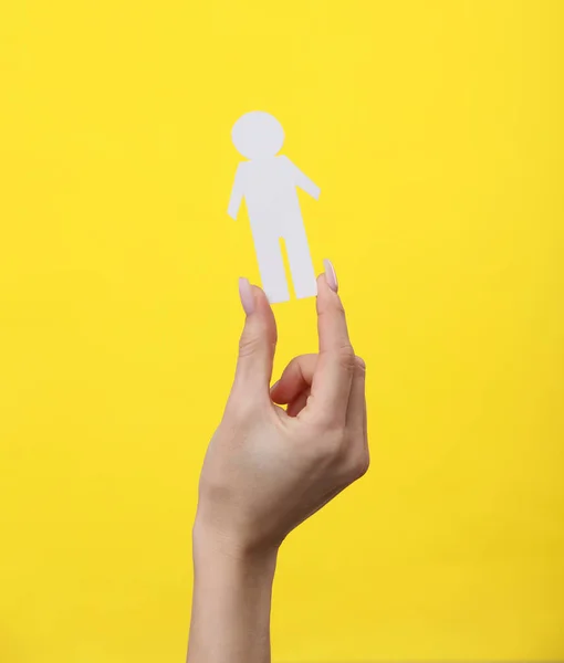 Ženská Ruka Drží Papír Řezaný Muž Žlutém Pozadí — Stock fotografie