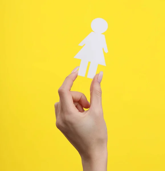 Kobieta Trzyma Rękę Żółtym Tle — Zdjęcie stockowe