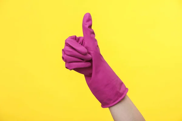Фиолетовая Резиновая Чистящая Перчатка Показывает Большие Пальцы Желтом Фоне Концепция — стоковое фото