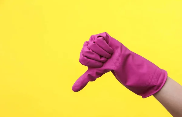交上紫色橡胶清洁剂手套显示大拇指垂在黄色背景上 家庭清洁和内务管理概念 — 图库照片