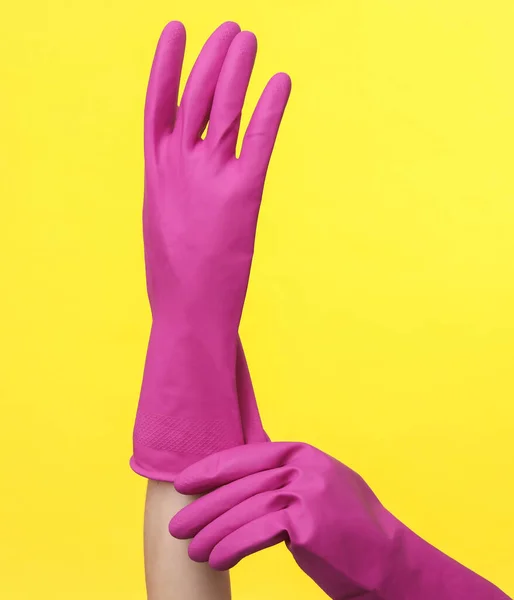 Sarı Arka Planda Mor Kauçuk Eldivenli Eller Temizliği Temizlik Konsepti — Stok fotoğraf