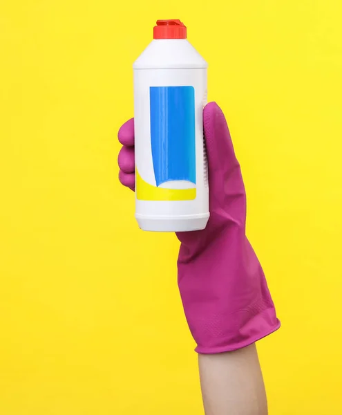 Mão Luva Limpeza Borracha Roxa Segurando Garrafa Detergente Fundo Amarelo — Fotografia de Stock