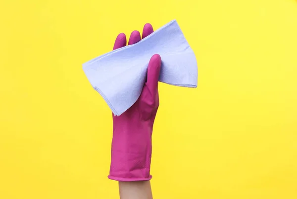 Sarı Arka Planda Mor Kauçuk Temizleme Eldiveni Tutan Bir Temizliği — Stok fotoğraf