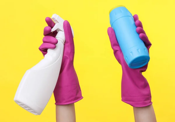 Ręce Fioletowych Gumowych Rękawiczkach Czyszczących Butelkami Detergentach Żółtym Tle Koncepcja — Zdjęcie stockowe