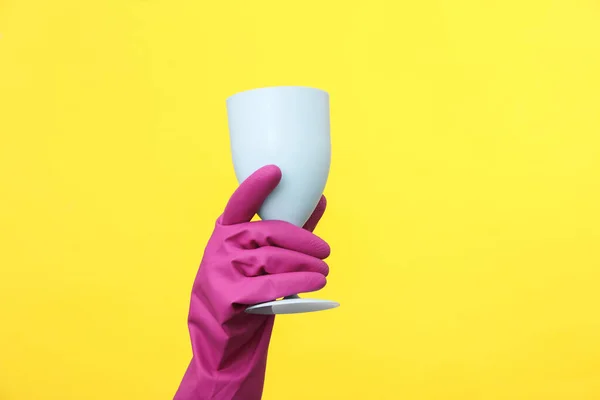 Manos Goma Púrpura Guantes Limpieza Sosteniendo Vidrio Plástico Sobre Fondo — Foto de Stock
