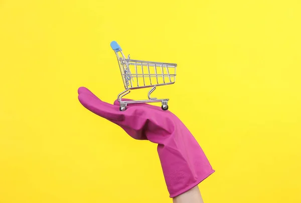 Hand Lila Gummi Rengöring Handske Med Mini Shopping Vagn Gul — Stockfoto
