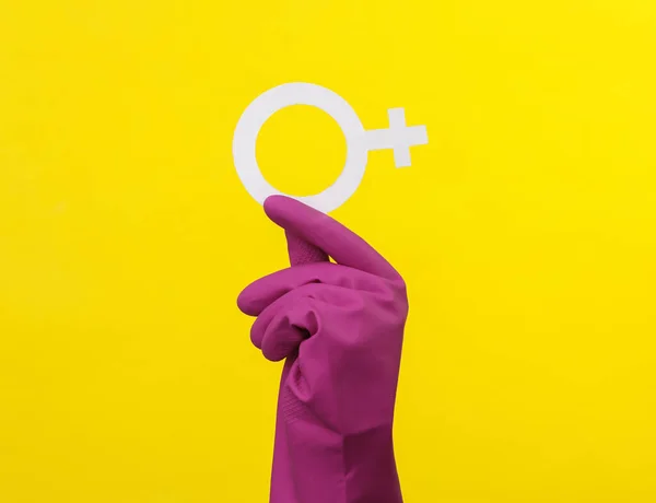 女权主义 女人的力量手拿着橡胶清洁手套 黄色背景上有一个女性符号Venev — 图库照片