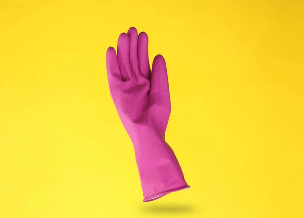 紫色的清洁橡胶手套悬浮在黄色的背景上 有阴影 清洗概念 — 图库照片