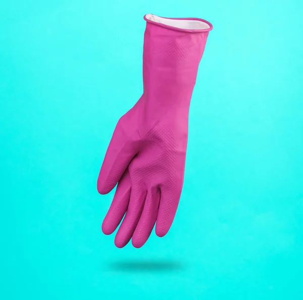 Paarse Reinigende Rubberen Handschoen Zwevend Een Blauwe Achtergrond Met Een — Stockfoto