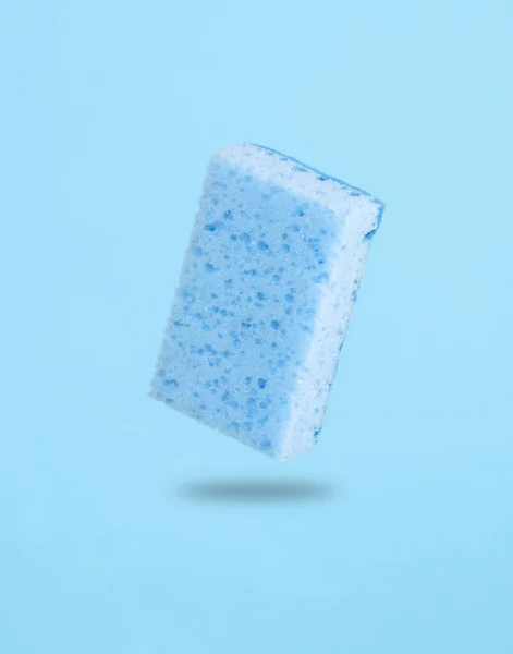 Σφουγγάρι Αιωρείται Μπλε Φόντο Μια Σκιά Έννοια Καθαρισμού — Φωτογραφία Αρχείου