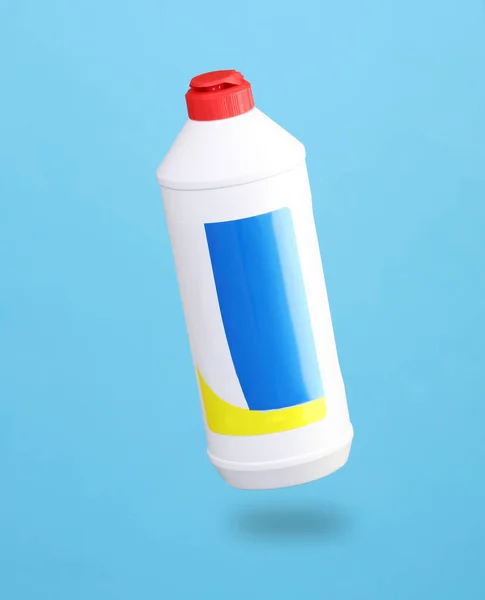 Butelka Detergentu Lewitująca Niebieskim Tle Cieniem Koncepcja Czyszczenia — Zdjęcie stockowe