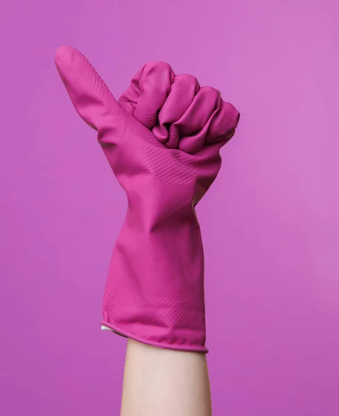交上紫色橡胶清洁手套显示大拇指向上在紫色背景上 家庭清洁和内务管理概念 — 图库照片