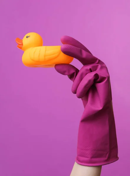 Guante Limpieza Goma Púrpura Mano Con Pato Goma Sobre Fondo — Foto de Stock