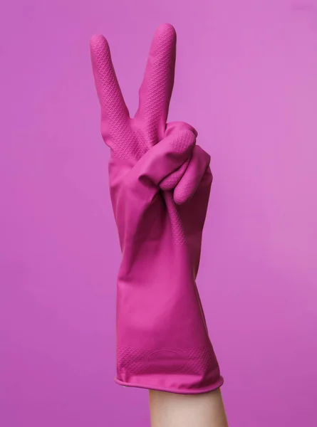 Tangan Ungu Karet Membersihkan Sarung Tangan Menunjukkan Simbol Pada Latar — Stok Foto