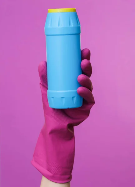 Ręka Fioletowej Gumowej Rękawicy Czyszczącej Zawierającej Butelkę Detergentu Fioletowym Tle — Zdjęcie stockowe
