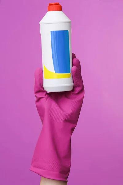 Ręka Fioletowej Gumowej Rękawicy Czyszczącej Zawierającej Butelkę Detergentu Fioletowym Tle — Zdjęcie stockowe