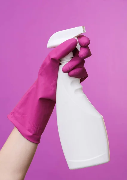 Ręka Fioletowej Gumowej Rękawicy Czyszczącej Zawierającej Butelkę Sprayu Detergentów Fioletowym — Zdjęcie stockowe