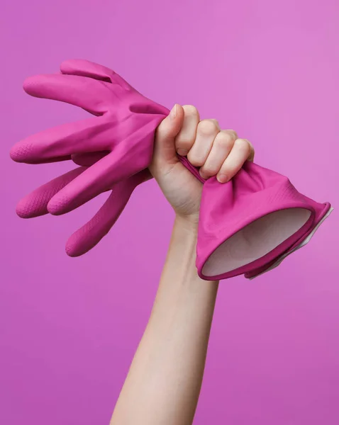 Kvinnans Hand Håller Gummi Rengöringshandskar Lila Bakgrund — Stockfoto