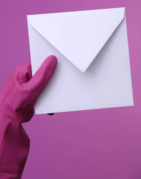 Hände Lila Gummihandschuhen Mit Weißem Umschlag Auf Lila Hintergrund — Stockfoto