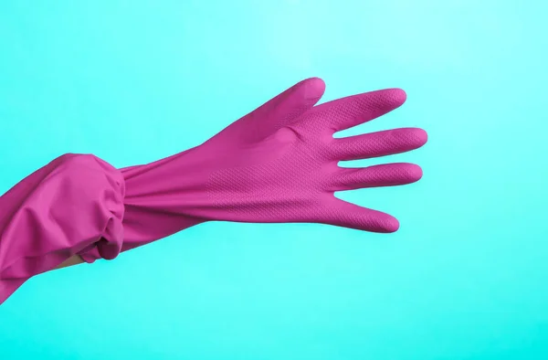 手在紫色背景上戴紫色橡胶清洁手套 家庭清洁和内务管理概念 — 图库照片