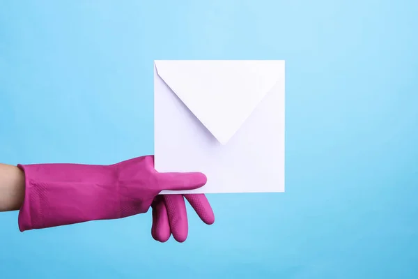 Hände Lila Gummihandschuhen Mit Umschlag Auf Blauem Hintergrund — Stockfoto