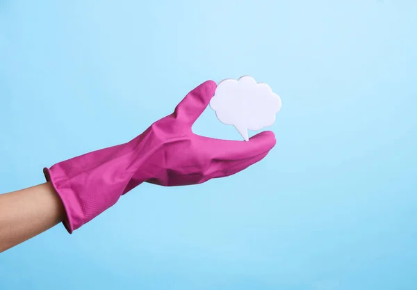 Hand Hand Lila Gummi Reinigungshandschuh Mit Sprechblase Auf Blauem Hintergrund — Stockfoto