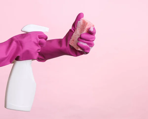 Ręce Kobiety Rękawiczkach Trzymających Gąbkę Piance Butelce Detergentem Różowym Tle — Zdjęcie stockowe