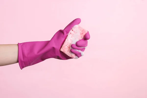 Рука Женщины Перчатке Держит Губку Пене Розовом Фоне Концепция Очистки — стоковое фото