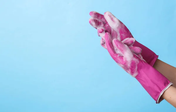Mãos Luvas Borracha Com Espuma Fundo Azul Espaço Cópia — Fotografia de Stock