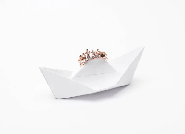 Barca Carta Bianca Con Corona Oro Sfondo Bianco Concetto Leadership Foto Stock