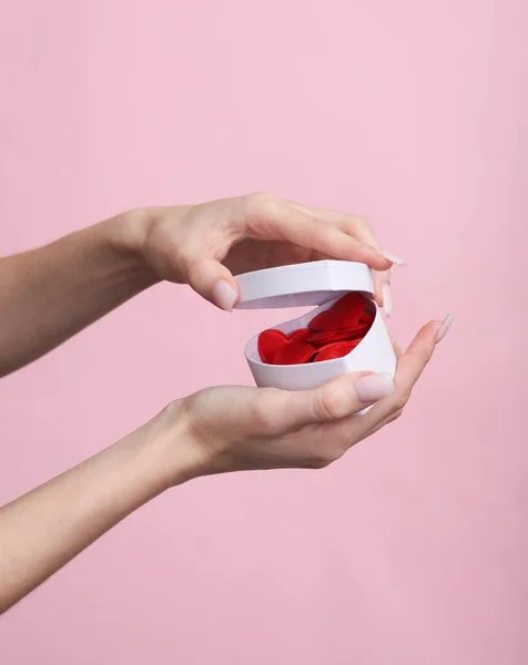 Женские Руки Открывают Коробку Сердечками Розовом Фоне — стоковое фото