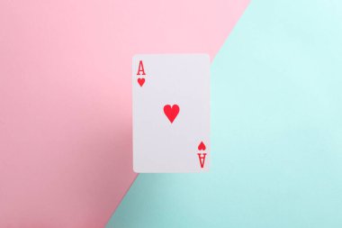 Pembe mavi arka planda kupa ası. Kart oynatılıyor