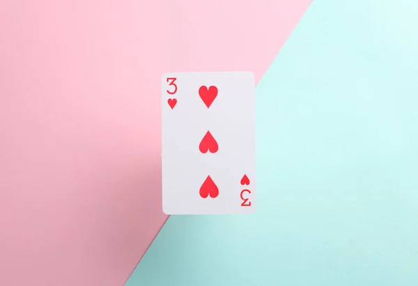 Játék Kártya Három Szív Kék Rózsaszín Pasztell Háttér — Stock Fotó