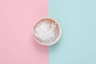 Pembe mavi pastel arka planda kek. Üst Manzara. Düz yatıyordu