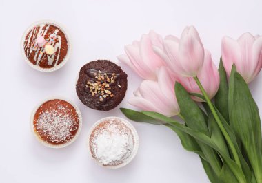 Beyaz arka planda bir buket laleli kek. Üst görünüm