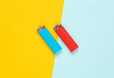 Sarı-mavi arka planda iki çakmak