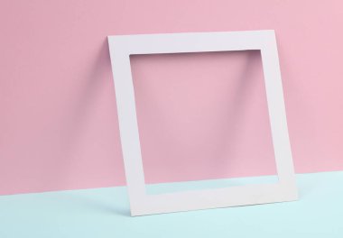 Mavi pembe arkaplanda beyaz boş çerçeve