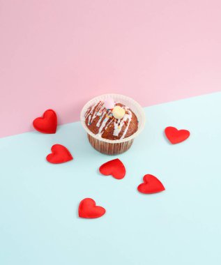 Pembe arka planda kalpleri olan bir kek. Sevgililer Günü konsepti