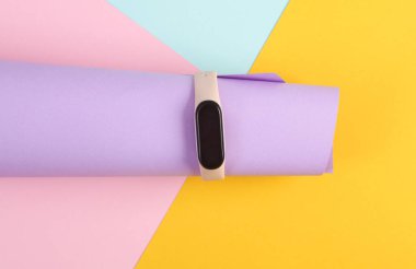 Pastel arka planda modern bir akıllı bileziğin yaratıcı düzeni