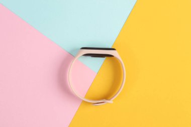 Renkli arka planda modern akıllı bilezik. Üst görünüm